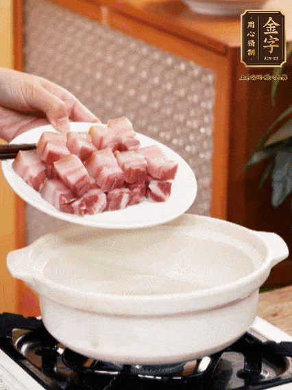 鍋內(nèi)倒油，下咸肉微微煸炒，再放排骨炒一下