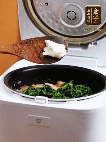 放入電飯鍋、加1勺豬油翻拌均勻