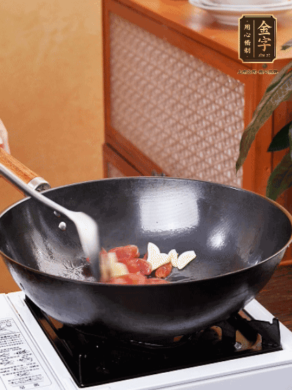 熱油，香腸微微煸出香味，加蒜片、小米辣