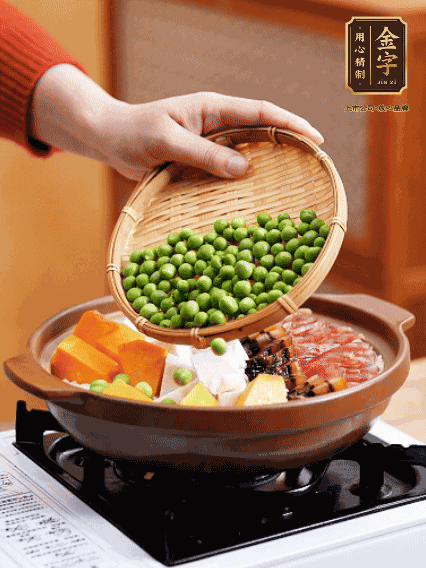 再鋪上臘腸、醬油肉、豌豆，小火煲6分鐘