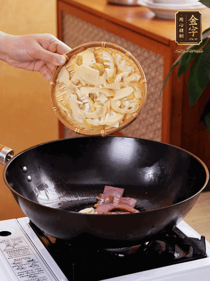 油熱，下蒜末、火腿煸炒出香味，再下筍片微微翻炒