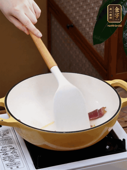 油熱，姜絲、火腿微微煸出香味
