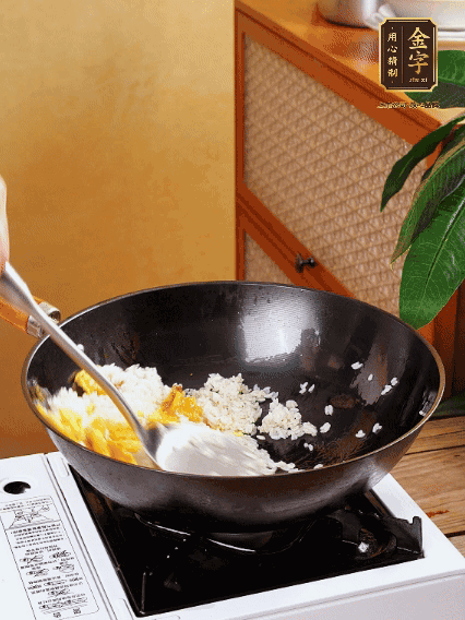 3個(gè)雞蛋攪成蛋液，下鍋煎至5成熟
