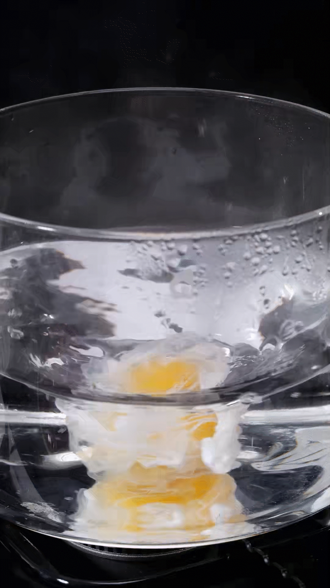 水開加入白醋和雞蛋，做成水波蛋
