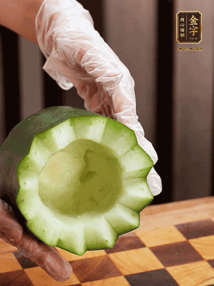 將小冬瓜洗凈，頂端切開去瓜瓤，改刀切口呈鋸齒狀