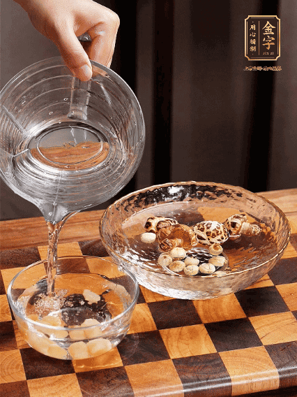 將雞肉、鮑魚、蝦仁焯水，冬菇、蓮子、干貝泡發(fā)