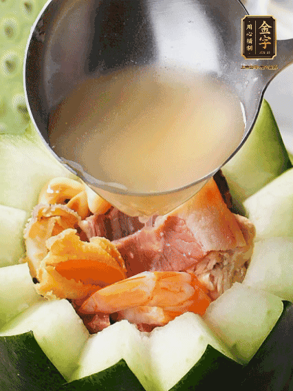 煮好后，盛入冬瓜盅。放入鍋中，可繼續(xù)燉煮，越燉越有味