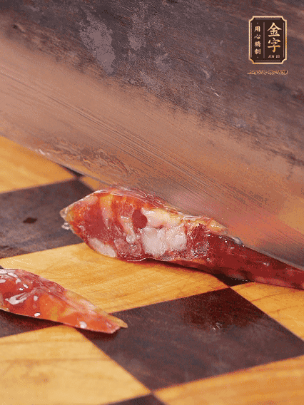 金字金華香腸切片，調(diào)制煲仔飯料汁：生抽2勺+蠔油1勺+1勺芝麻油+半勺糖