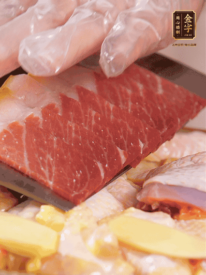 碼上金字火腿片，上鍋蒸足40分鐘