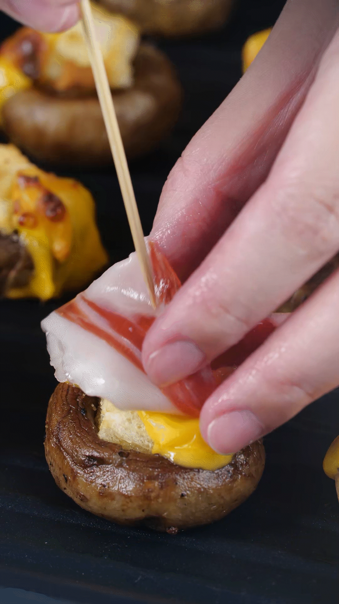 將火腿卷一卷，放在最頂部，插上竹簽