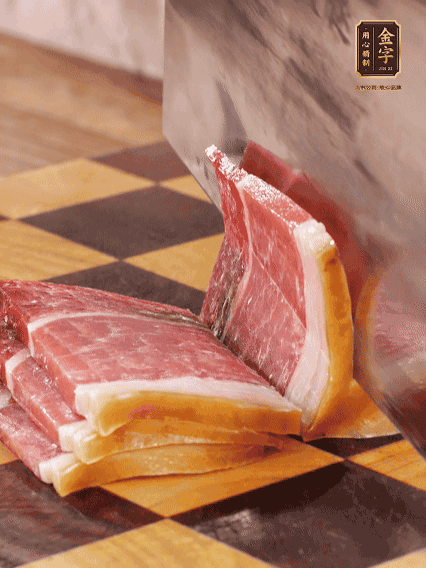 金字火腿切片，溫水浸泡5分鐘；肉皮泡發(fā)，切成小塊。