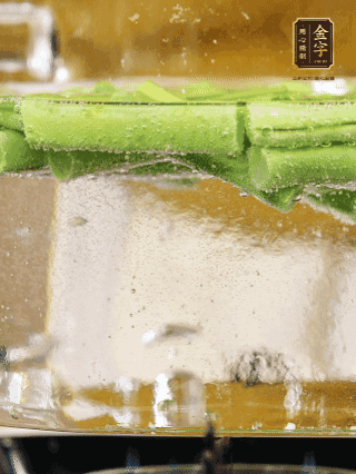 豆角切成段，加油焯水1分鐘