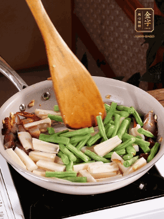 加少許生抽、蠔油、料酒、雞精調(diào)味，少許清水燜2分鐘，炒至豆角皺皮即可