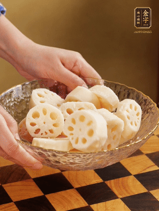 蓮藕洗凈削皮，切大塊，用鹽、糖腌制30分鐘。