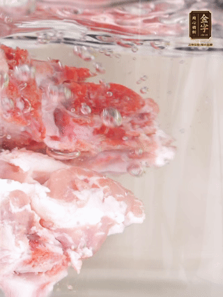 豬骨冷水下鍋，加蔥姜、料酒焯水4分鐘。