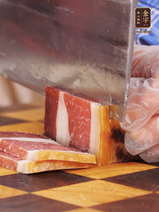 金字火腿切片，溫水浸泡5分鐘