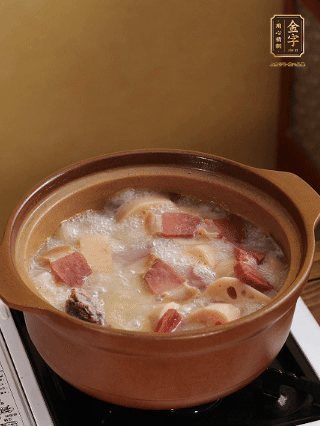 豬油潤(rùn)鍋，豬骨、姜片煸出油脂香，再依次下開(kāi)水、蓮藕、火腿，大火燒開(kāi)