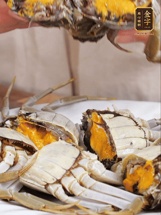 大閘蟹處理干凈，一切兩半。