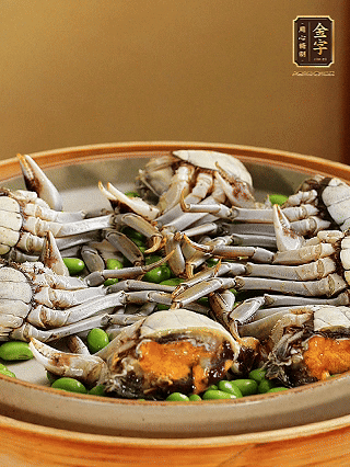 盤底鋪毛豆，依次放大閘蟹、咸肉， 淋一圈料酒、豉油。