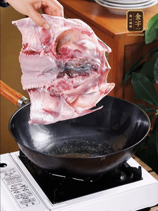 鍋里油燒熱（一半豬油、一半玉米油），放入魚頭，把魚頭煎至少兩面金黃