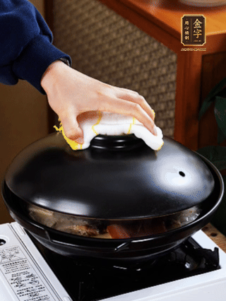 大火燒開，大火煮10~15分鐘。放入切好的豆腐，再煮5分鐘