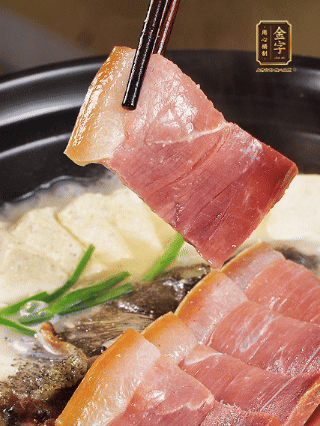 加入一丟丟鹽，撒點(diǎn)胡椒粉，蔥段點(diǎn)綴