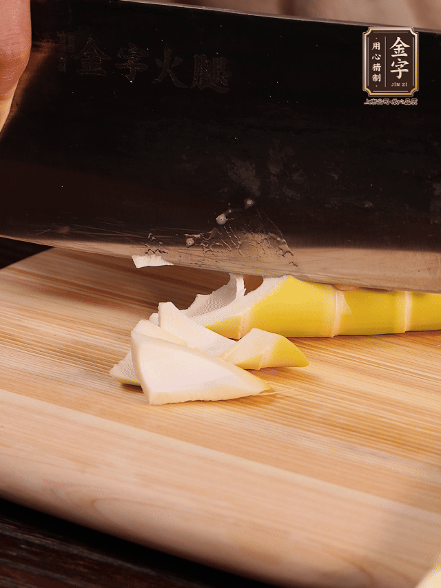 春筍去筍衣切滾刀塊；萵筍去皮切滾刀塊；春筍、百葉結(jié)焯水2分鐘。