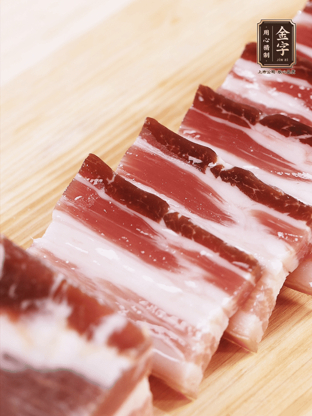 金字淡咸肉切厚片；金字淡咸肉、仔排加蔥姜、料酒焯水3分鐘，溫水洗凈。