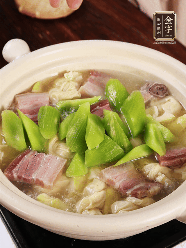 下春筍、百葉結(jié)，繼續(xù)燉15分鐘。最后下萵筍煮3分鐘，少許鹽調(diào)味。