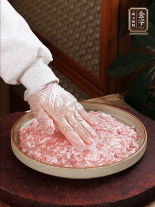 依次鋪肉末，碼入雞蛋豆腐，再鋪上金字香腸。