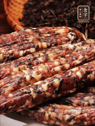 金字土香腸、金字梅干菜香腸、金字醬肉，切片
