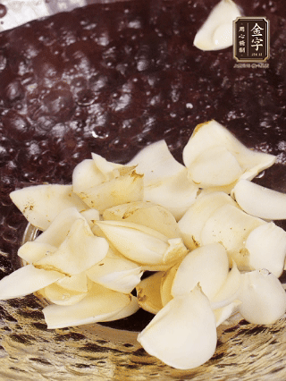 大蒜、生姜、紅蔥頭處理成粒。青辣椒切碎