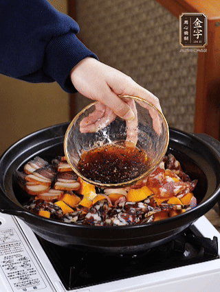 姜、蒜、蔥頭粒煎香，倒入南瓜，煎至兩面焦香