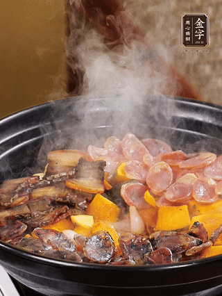 關(guān)火鋪上土香腸、梅干菜香腸、醬肉，加生抽、清水、黑胡椒粉調(diào)成的料汁，中火焗5分鐘