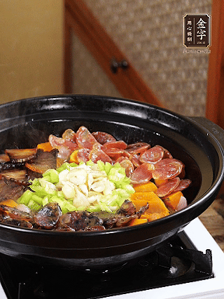 中間放入百合，圍一圈青椒碎，小火再焗2分鐘