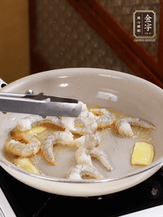 秘制煲仔飯醬油：2勺蒸魚(yú)豉油、半小勺糖、1大勺清水?dāng)嚢杈鶆蛑?分鐘