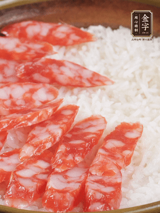 砂鍋加入半勺豬油、半勺花生油抹勻，倒入絲苗米，加水沒(méi)過(guò)大米一指高，蓋蓋大火煮至水分微干