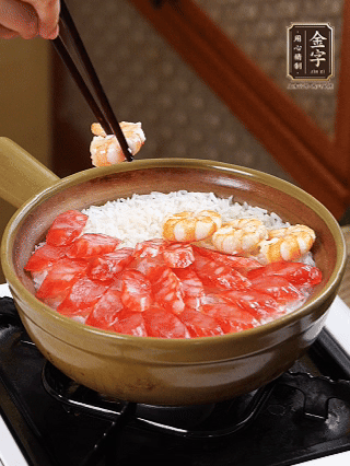 開(kāi)蓋戳幾個(gè)洞均勻受熱，鋪臘腸、蝦仁，蓋蓋小火煮5分